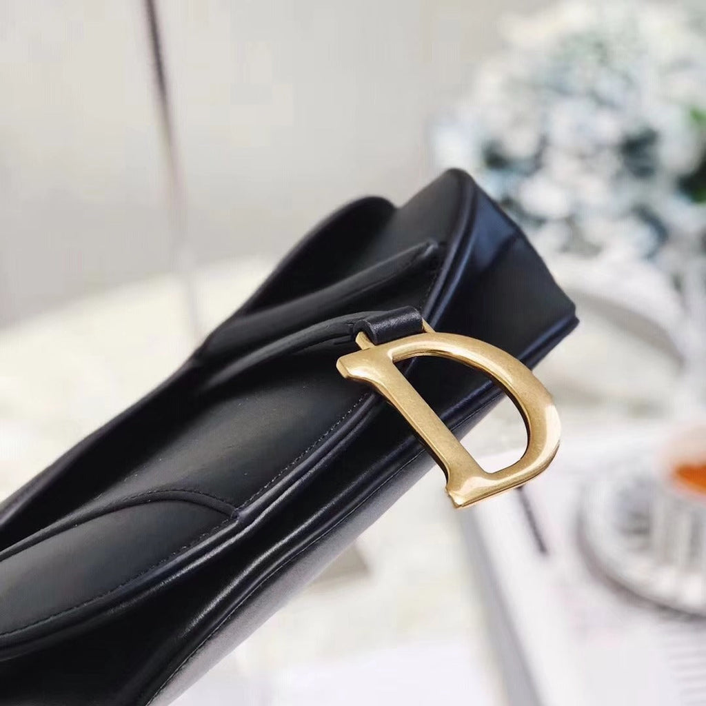 dior-vintage-ostrich-black-leather-saddle-bag-with-gold-ornaments Handle