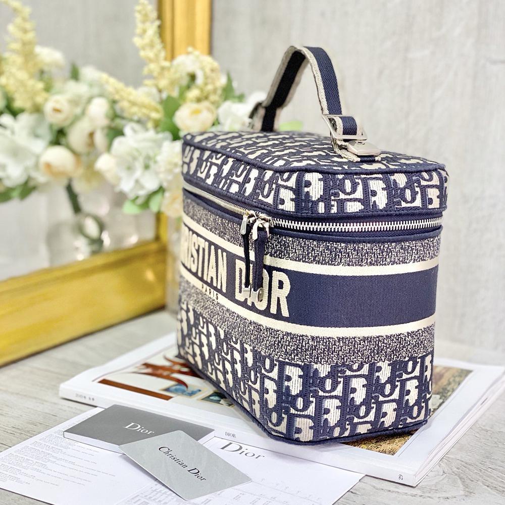diortravel-vanity-case Handle