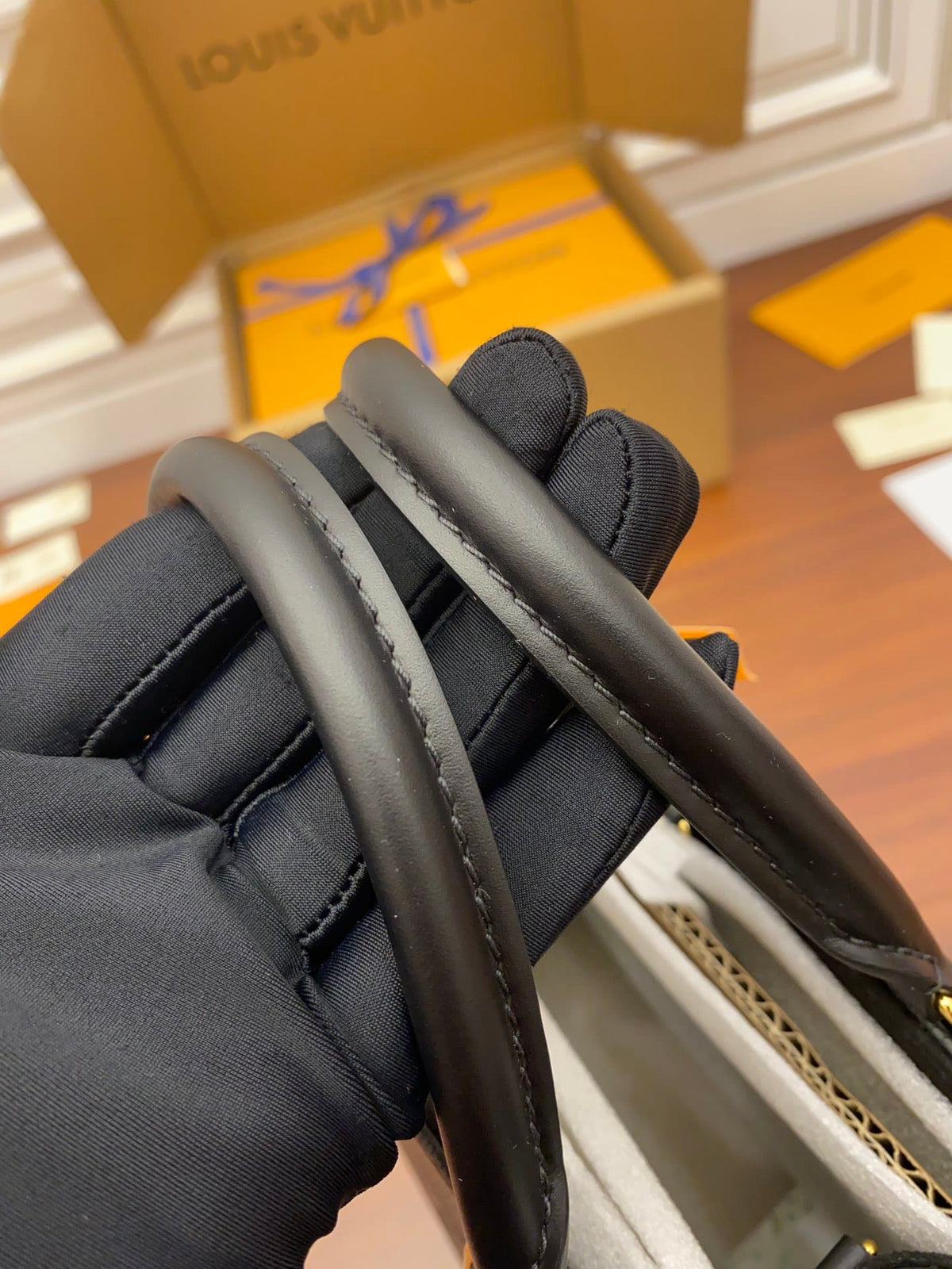 louis-vuitton-lv-onthego-pm-handbag Handle