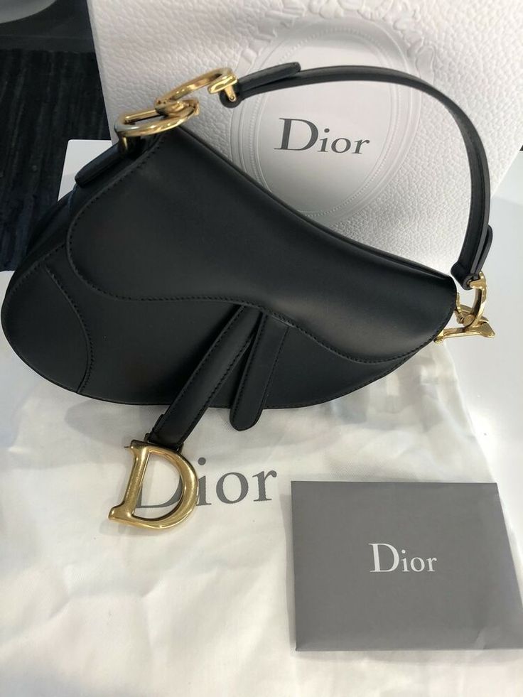 dior-vintage-ostrich-black-leather-saddle-bag-with-gold-ornaments Handle