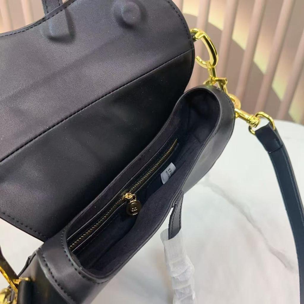 dior-vintage-ostrich-black-leather-saddle-bag-with-gold-ornaments Handle