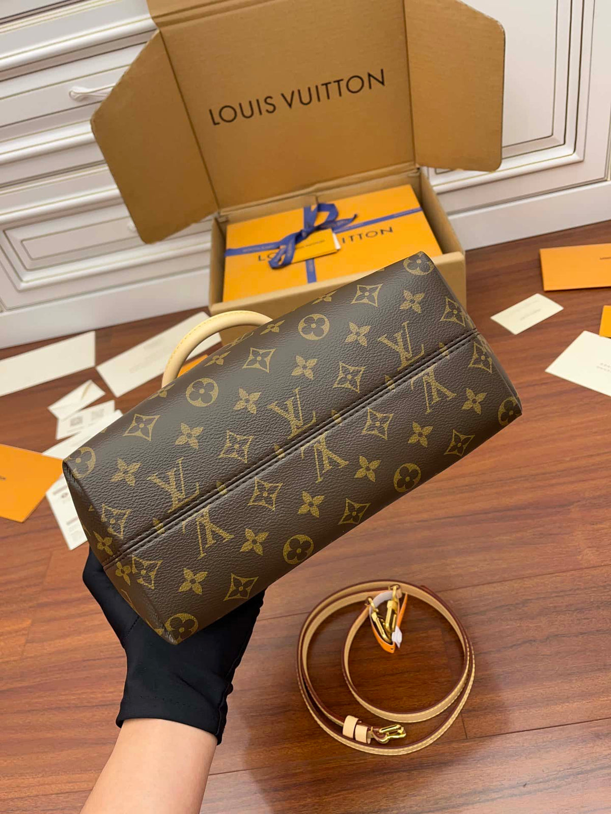 louis-vuitton-boetie-handbag Handle
