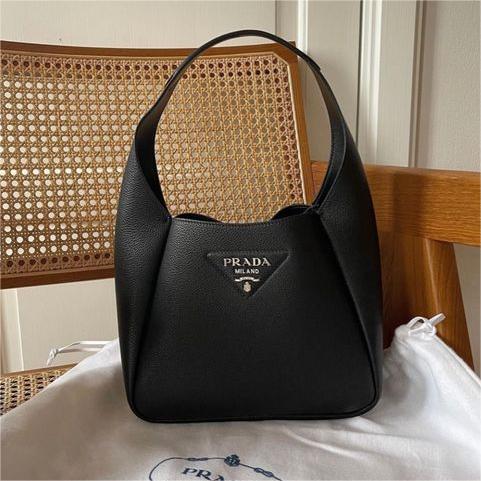 prada-black-handbag Handle