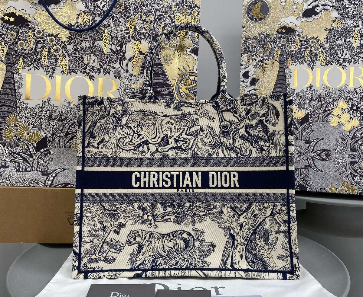 dior-book-tote-large-blue-toile-de-jouy-embroider-42-x-35-x-18-5-cm Tote