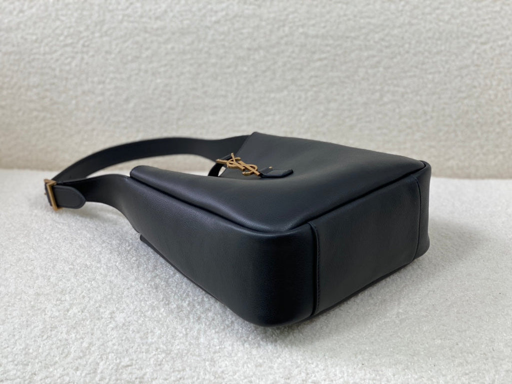 ysl-le-5-a-7-supple-small-grained-leather-black-23-x-22-x-8-5cm Shoulder