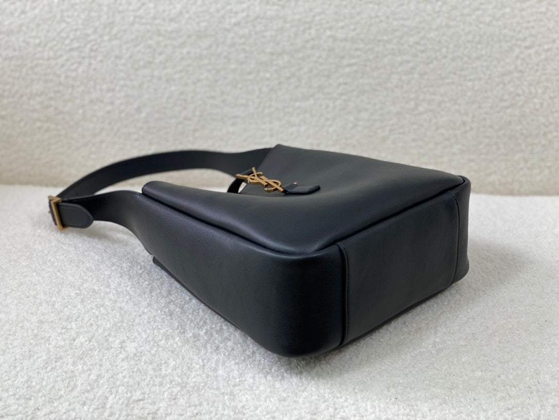 ysl-le-5-a-7-supple-small-grained-leather-black-23-x-22-x-8-5cm Shoulder
