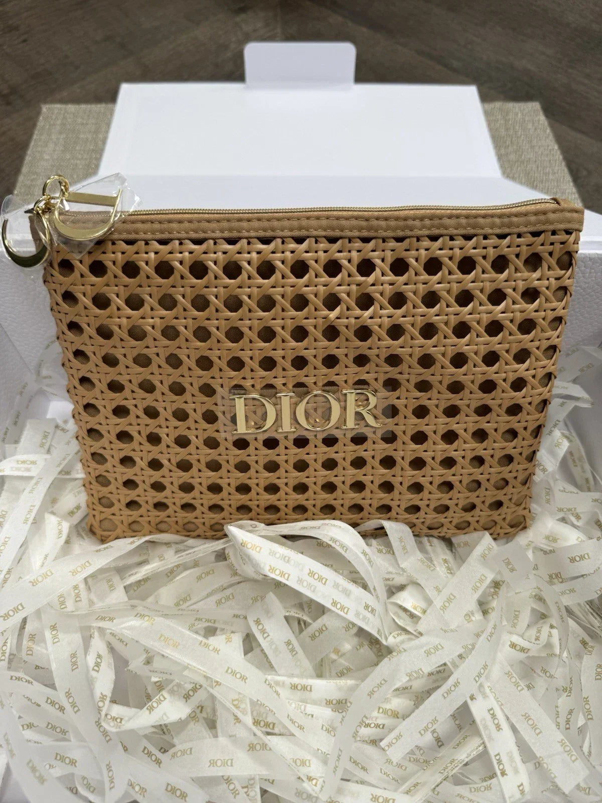 dior-raffia-pouch-limited-edition-summer-2026 Handle