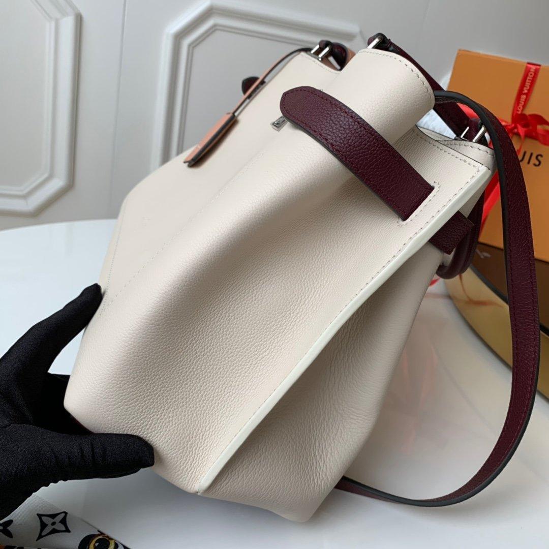 louis-vuitton-lockme-day-bag Handle