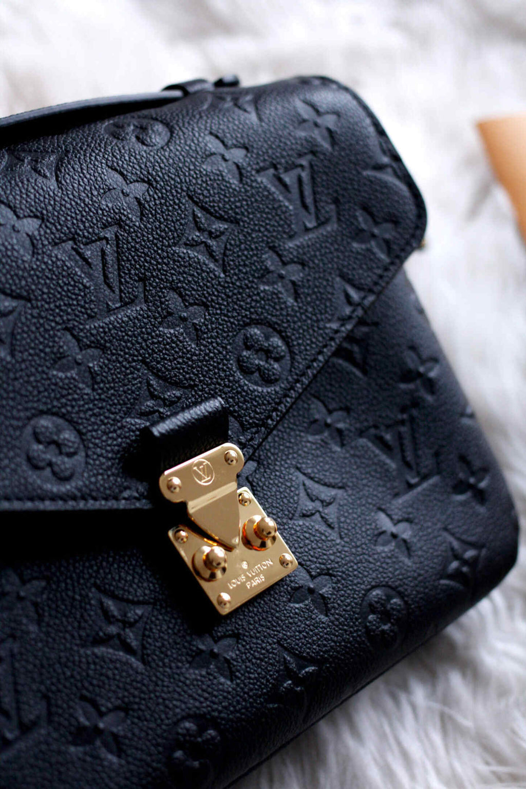 louis-vuitton-pochette-metis-bag Handle