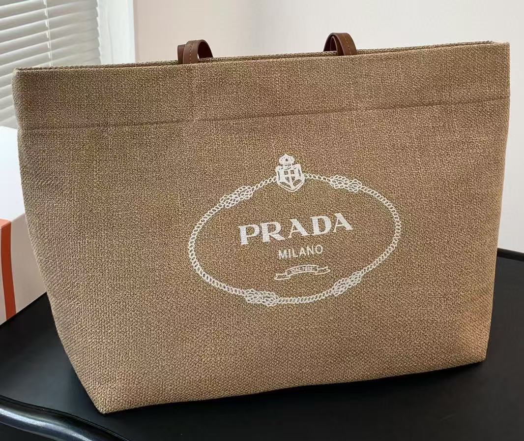 prada-logo-print-canvas-tote-bag-1 Tote