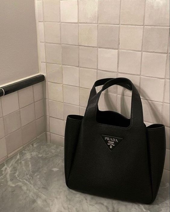 prada-black-handbag Handle