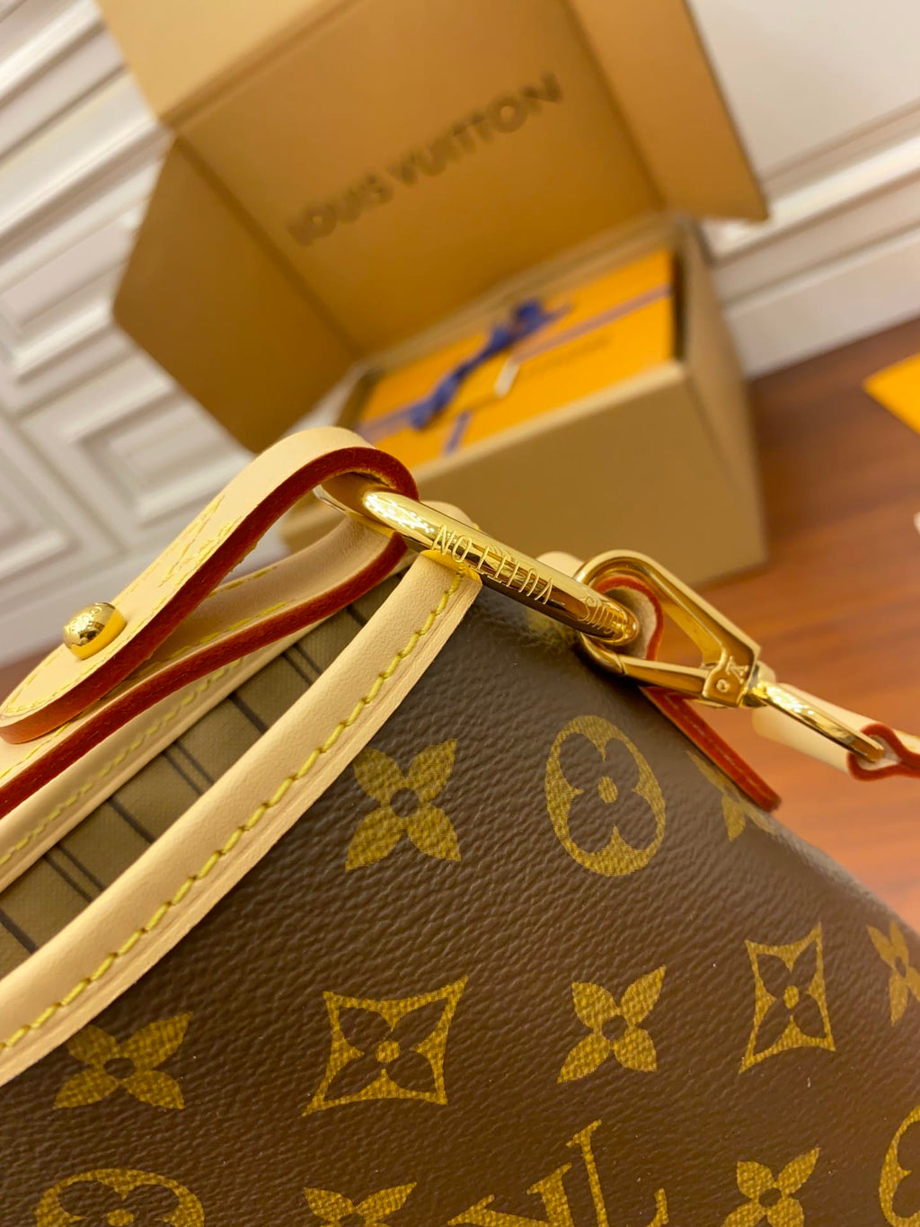 louis-vuitton-graceful-leather-bag Tote