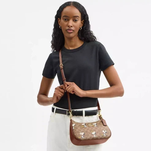 peanuts-teri-snoopy-shoulder-bag Shoulder