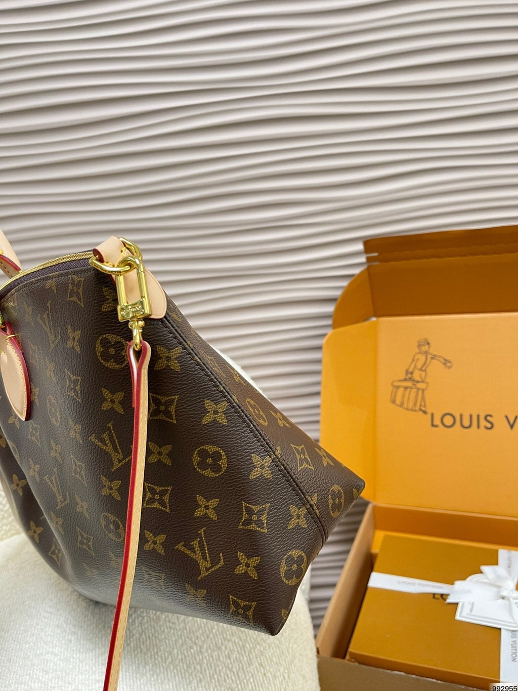 louis-vuitton-21st-century-monogram-boetie-pm-satchel-32-x-13-x-29-cm Handle