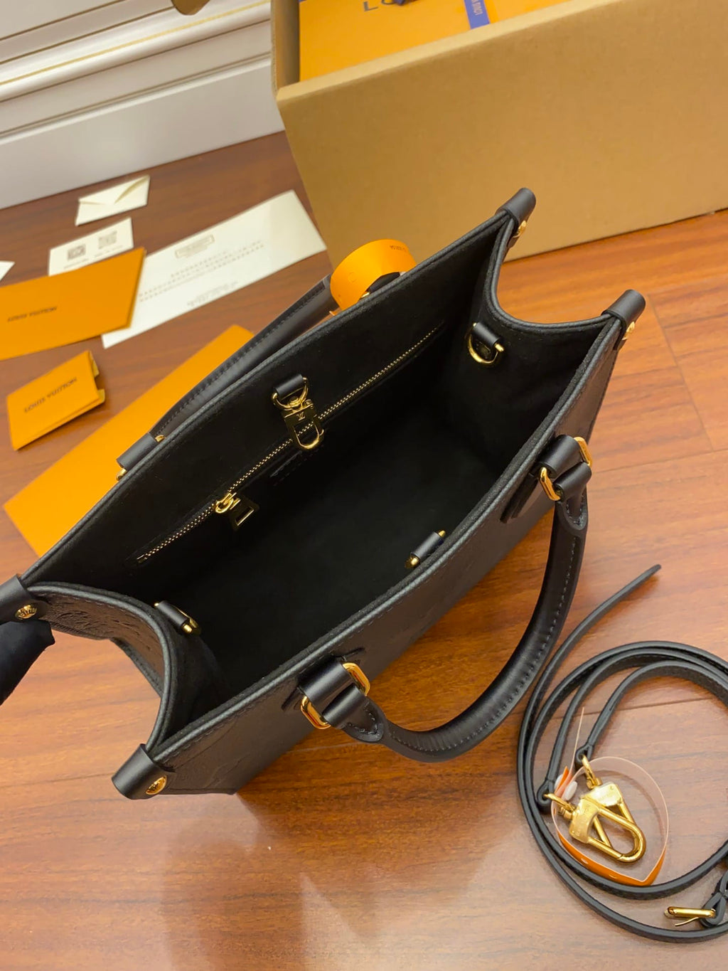 louis-vuitton-lv-onthego-pm-handbag Handle