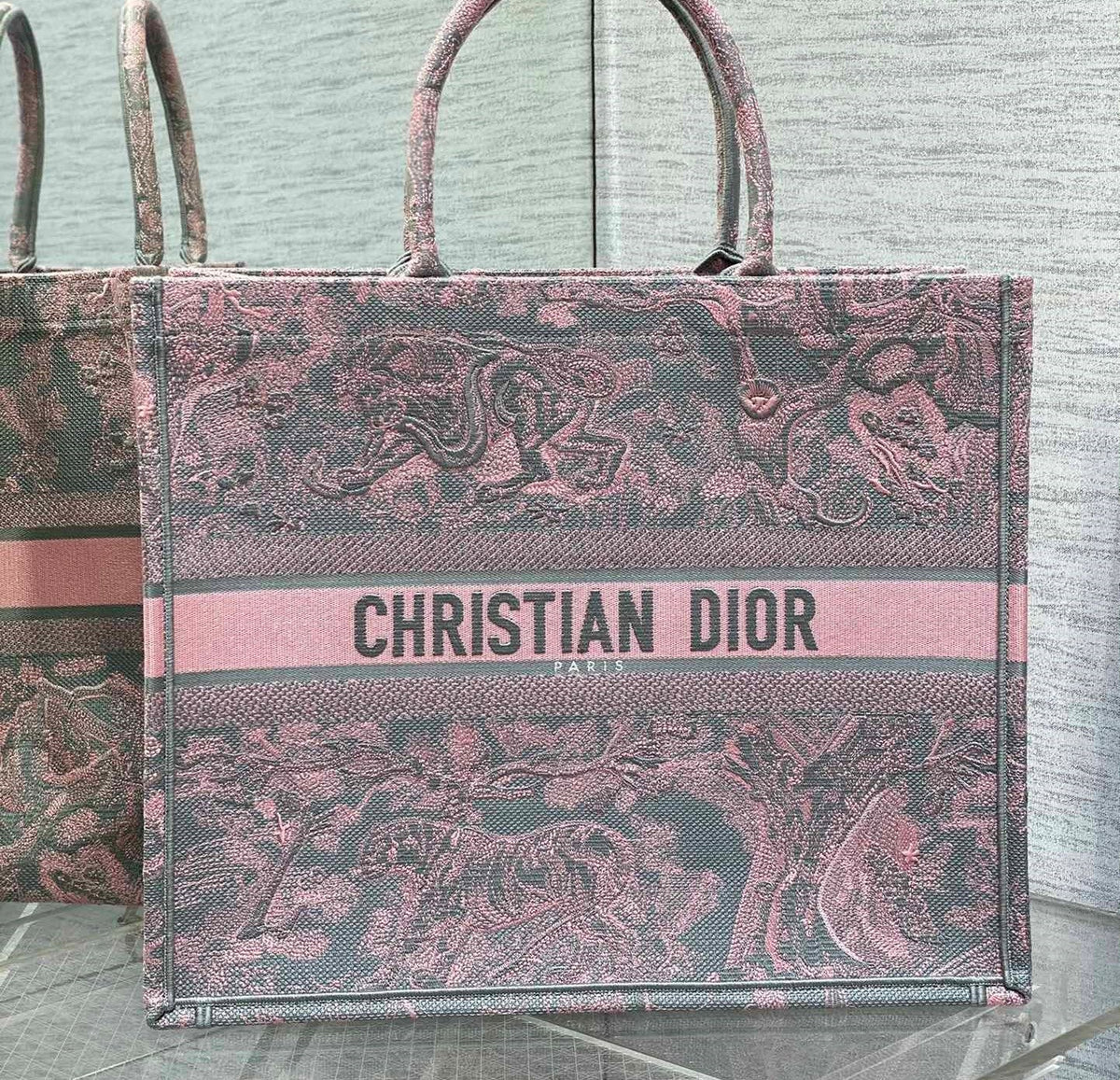 dior-book-tote-large-gray-and-pink-toile-de-jouy-reverse-beverly-hills-embroidery-42-x-35-x-18-5-cm Tote