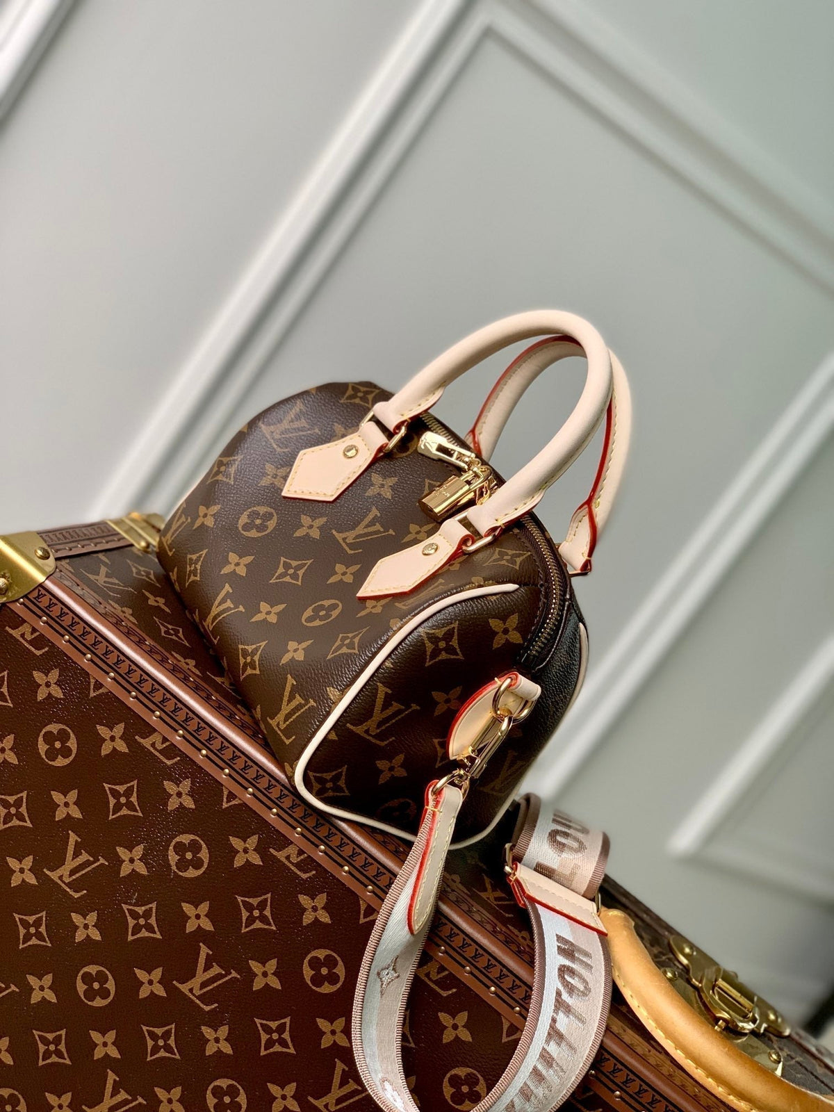louis-vuitton-speedy-bandouliere-20-monogram-beige-strap-20-5-x-13-5-x-12-0-cm Handle