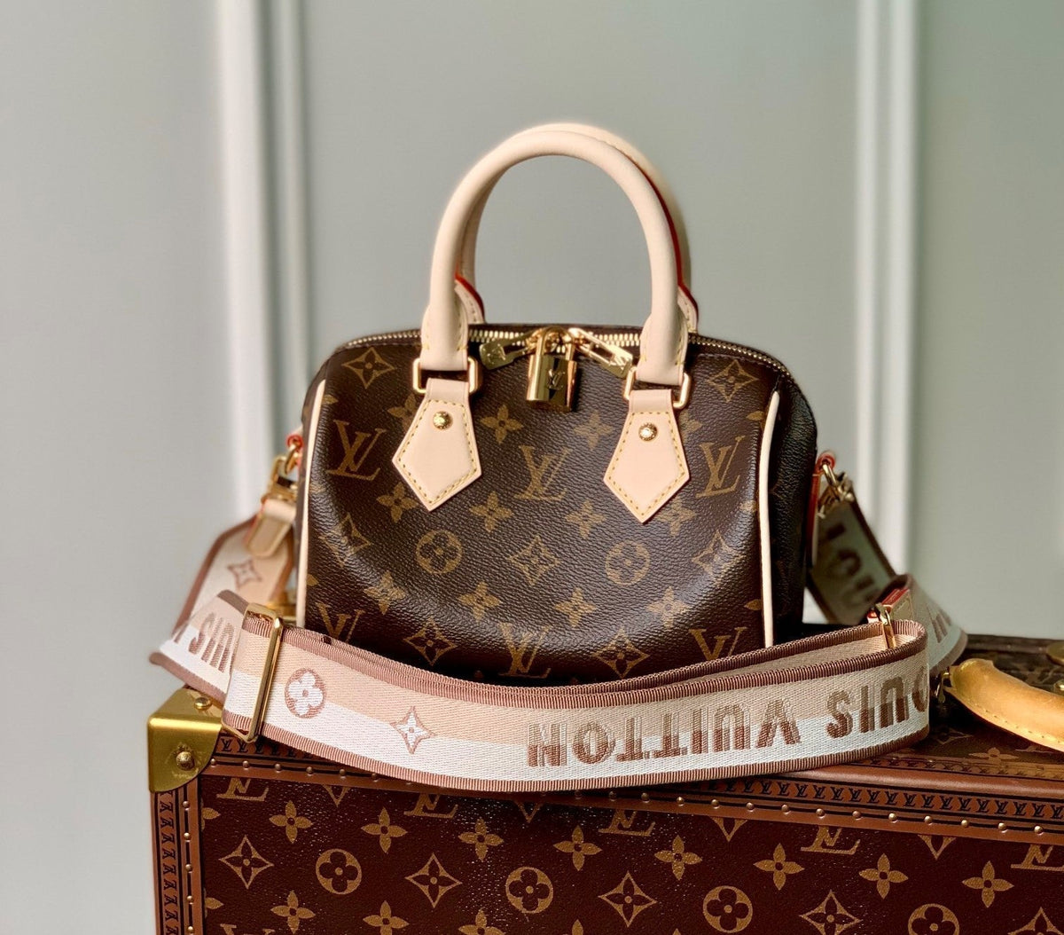 louis-vuitton-speedy-bandouliere-20-monogram-beige-strap-20-5-x-13-5-x-12-0-cm Handle