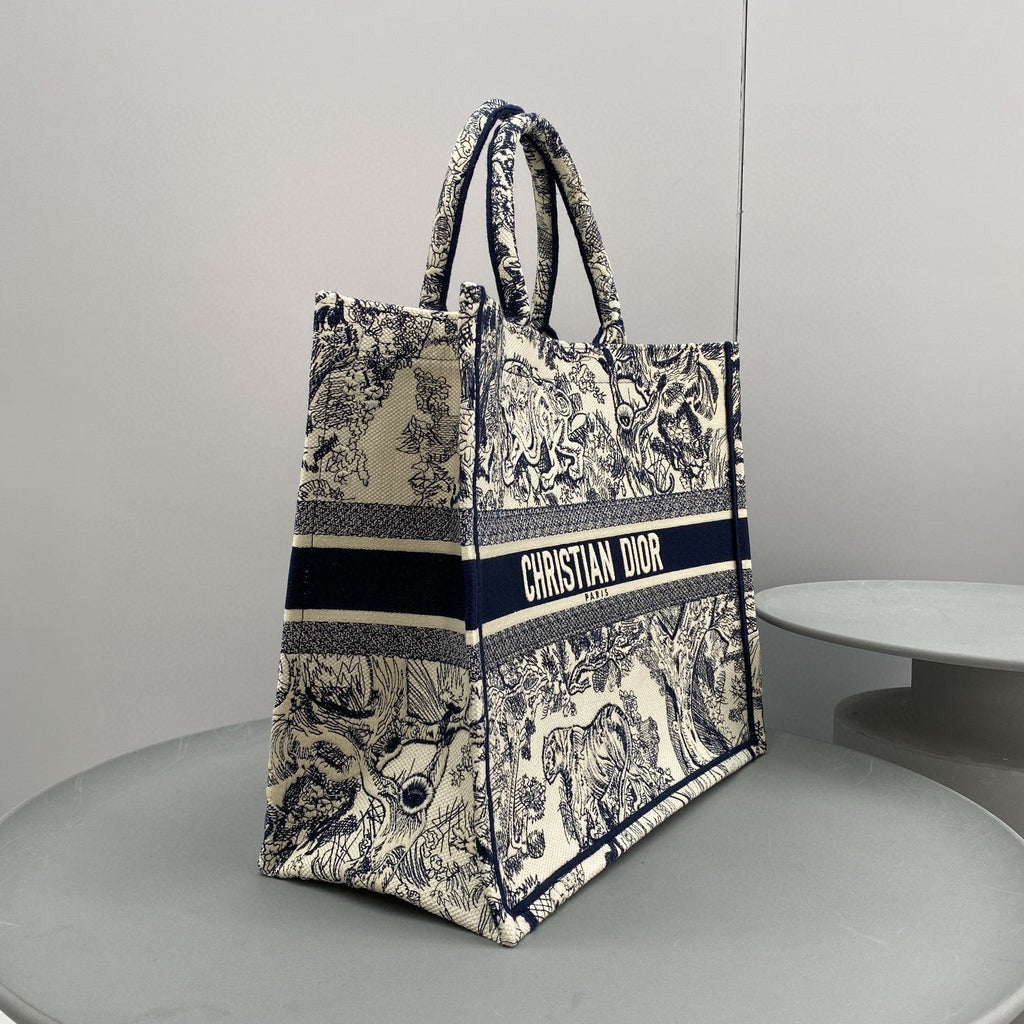 dior-book-tote-large-blue-toile-de-jouy-embroider-42-x-35-x-18-5-cm Tote