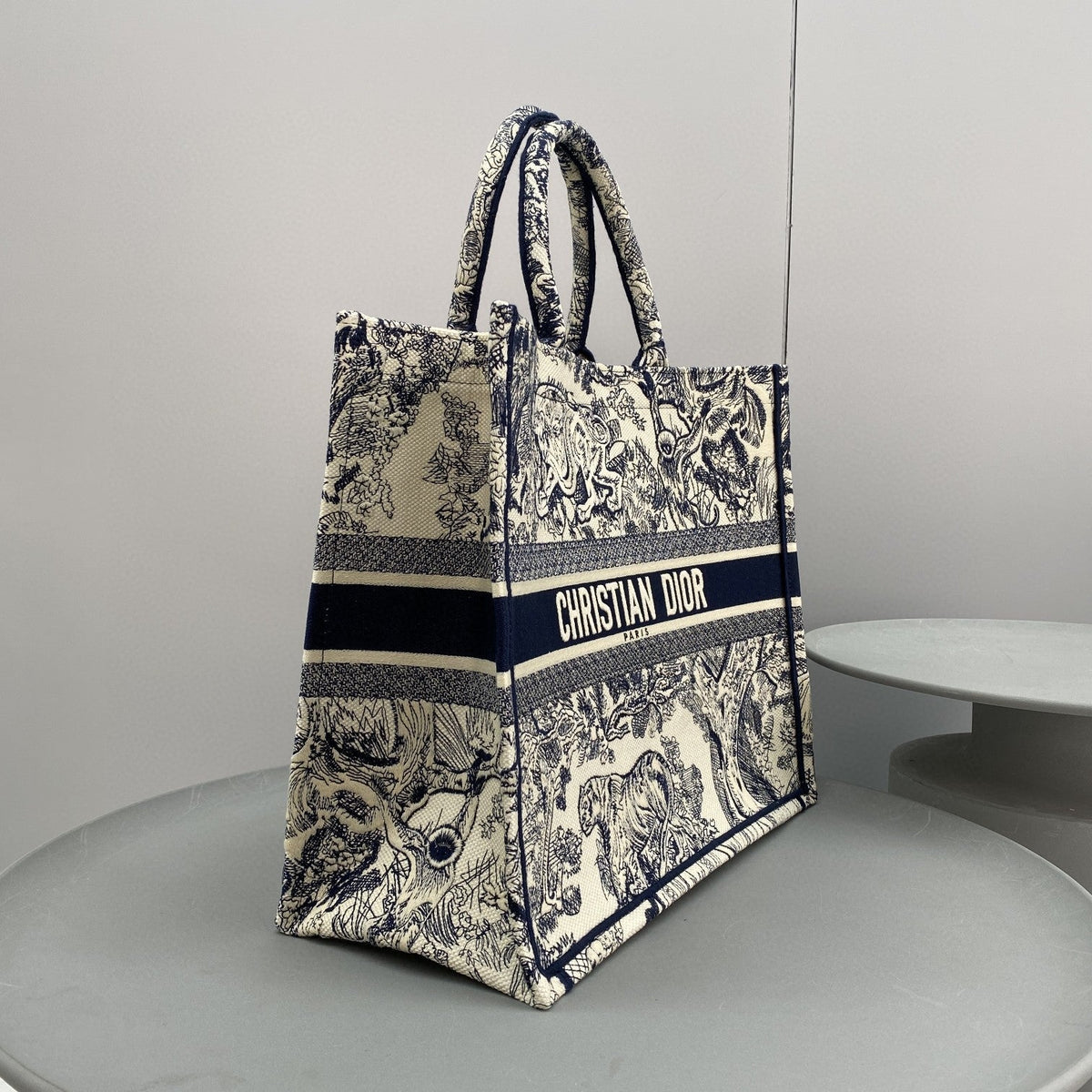dior-book-tote-large-blue-toile-de-jouy-embroider-42-x-35-x-18-5-cm Tote