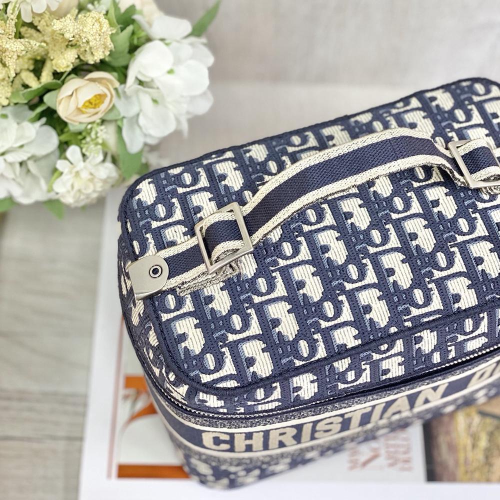 diortravel-vanity-case Handle