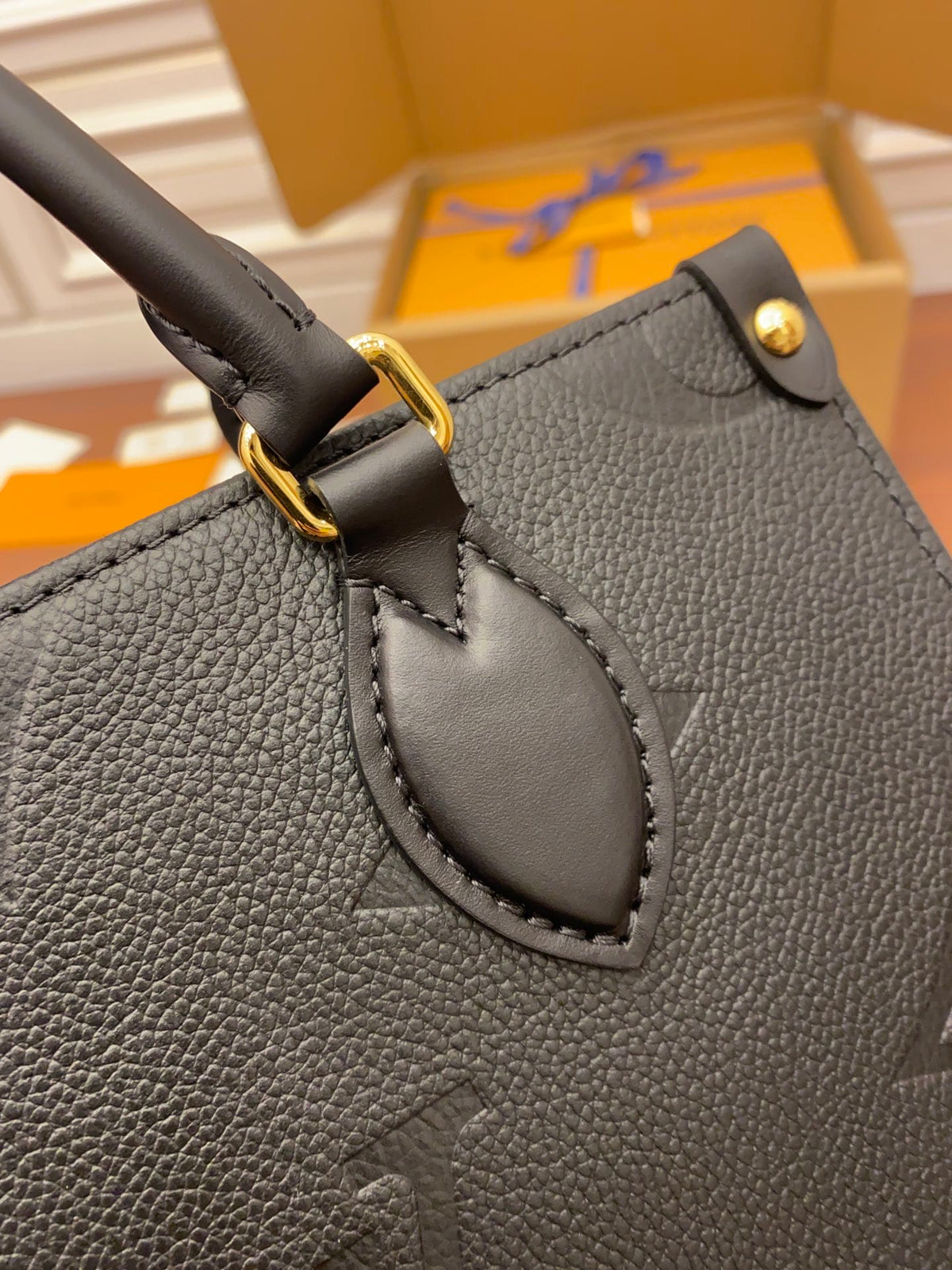 louis-vuitton-lv-onthego-pm-handbag Handle