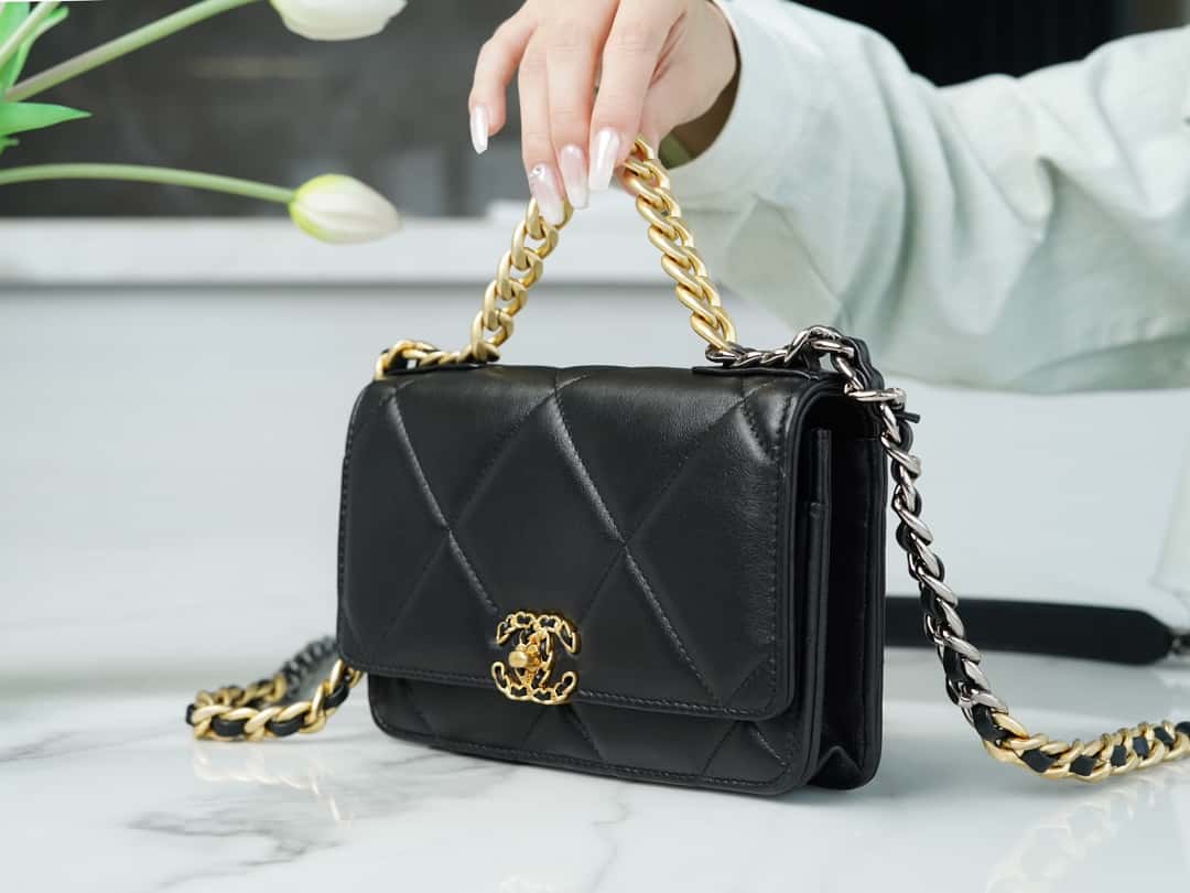 chanel-19-woc-wallet-on-chain-ap0957-black-flap-bag Crossbody