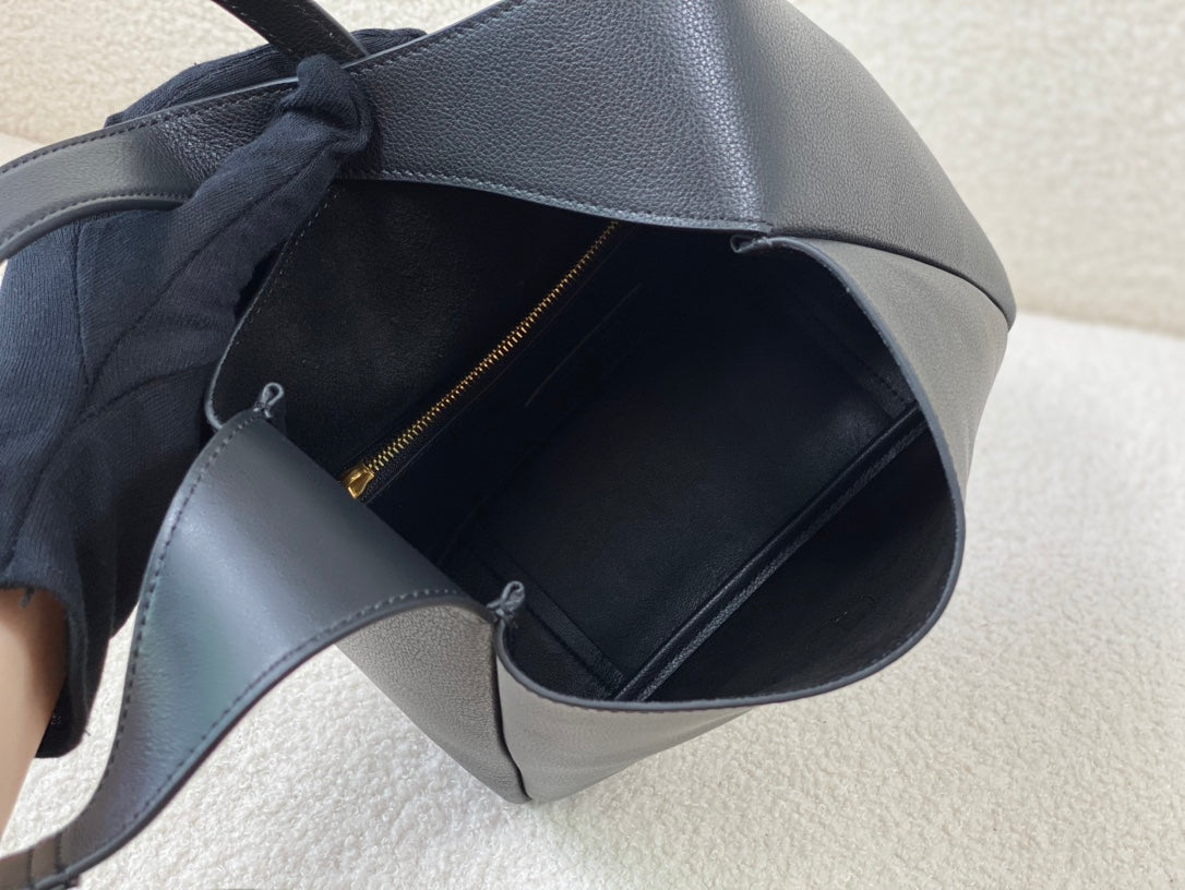 ysl-le-5-a-7-supple-small-grained-leather-black-23-x-22-x-8-5cm Shoulder
