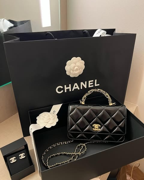 chanel-24b-woc-top-handle-in-black-shiny-lambskin-ghw Handle