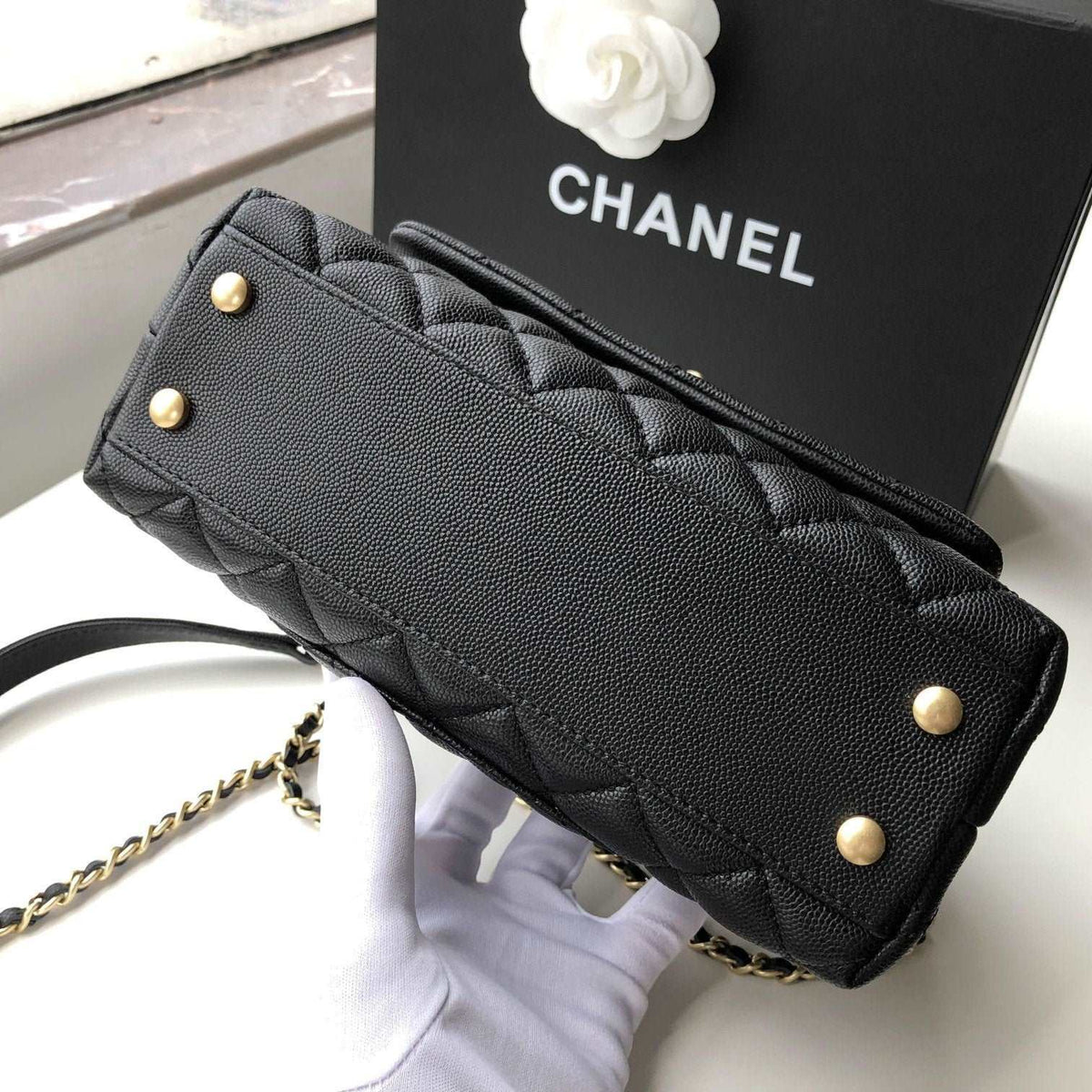 flap-bag-with-top-handle-7 Handle