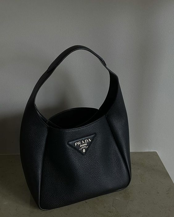 prada-black-handbag Handle