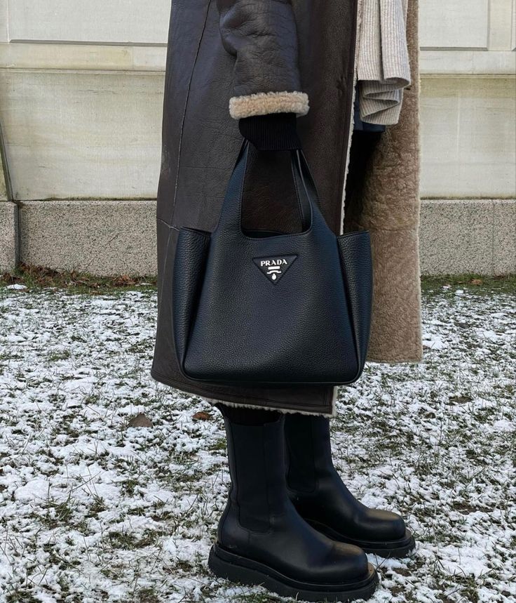 prada-black-handbag Handle
