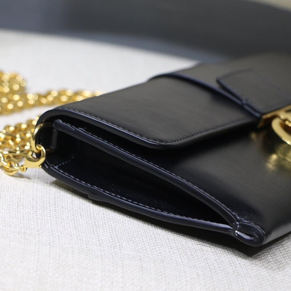 30-montaigne-pouch-9 Handle