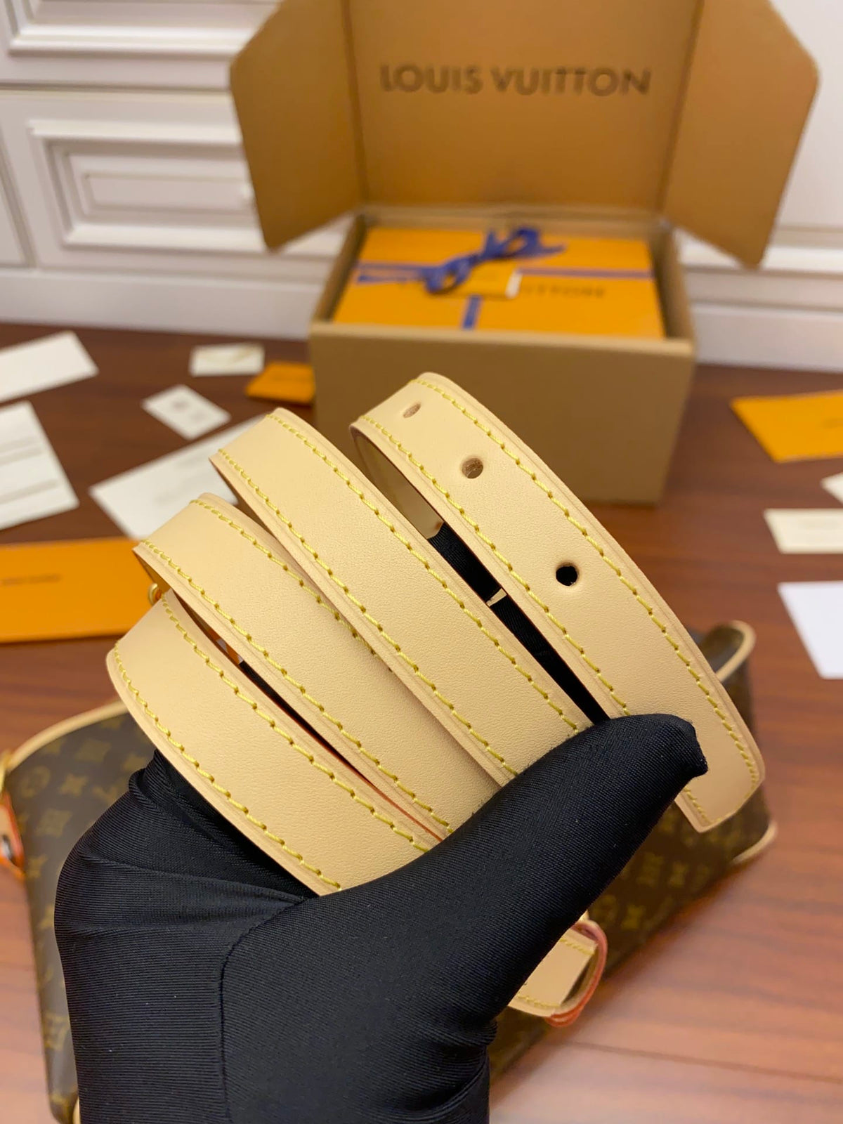louis-vuitton-graceful-leather-bag Tote