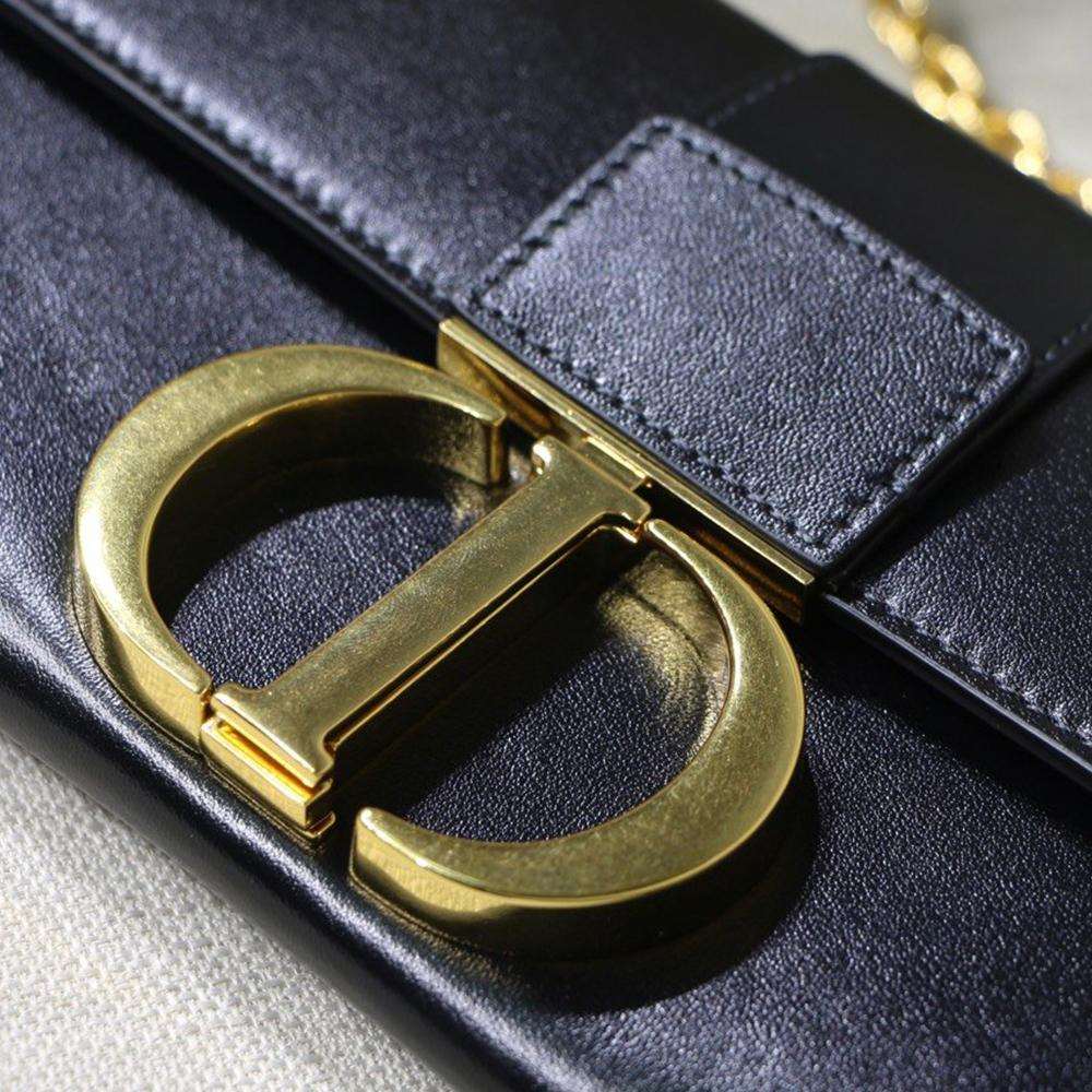 30-montaigne-pouch-9 Handle