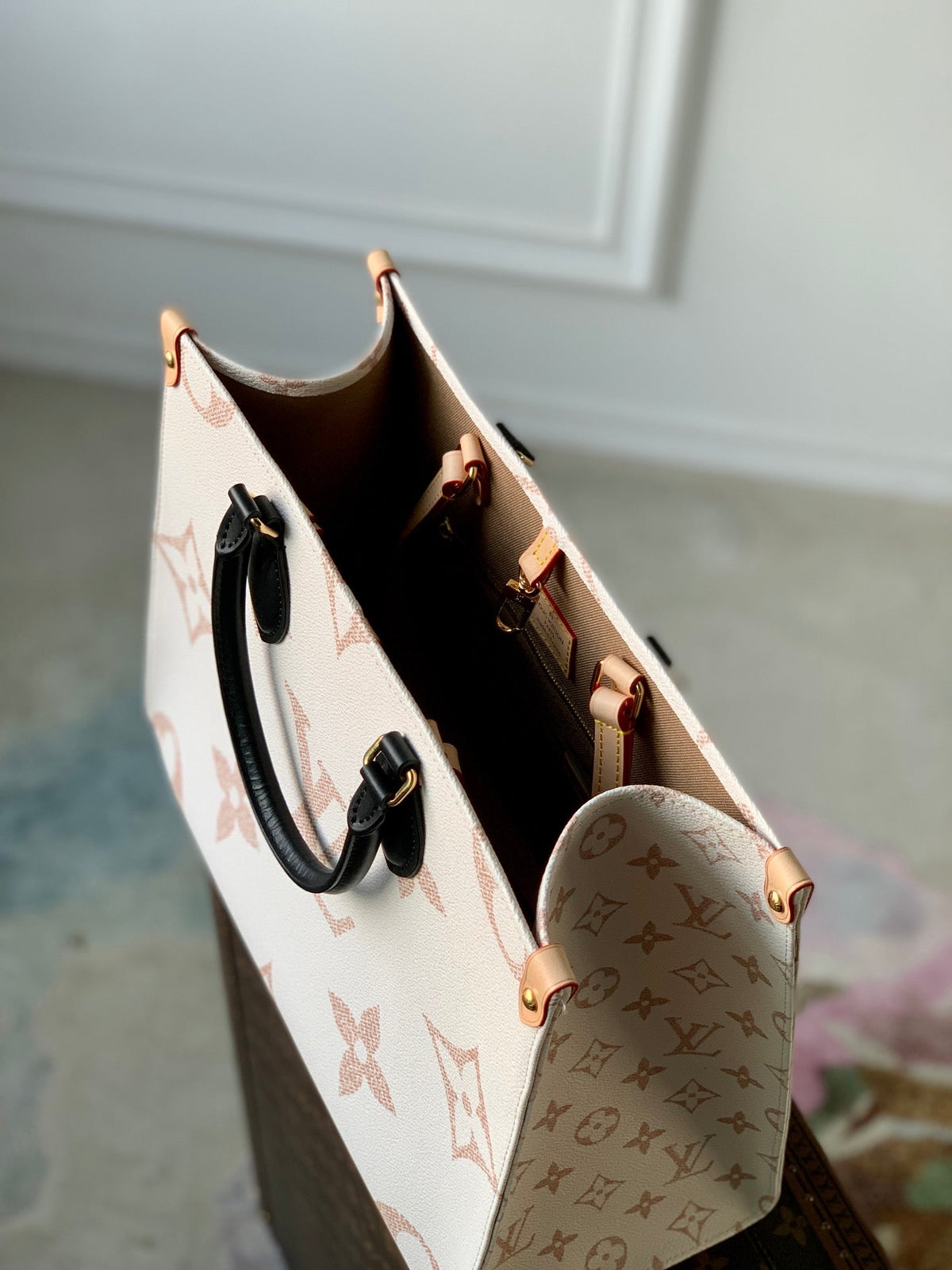 louis-vuitton-onthego-mm-tote-bag-monogram-dune-cruise-35-x-27-x-14-cm Tote