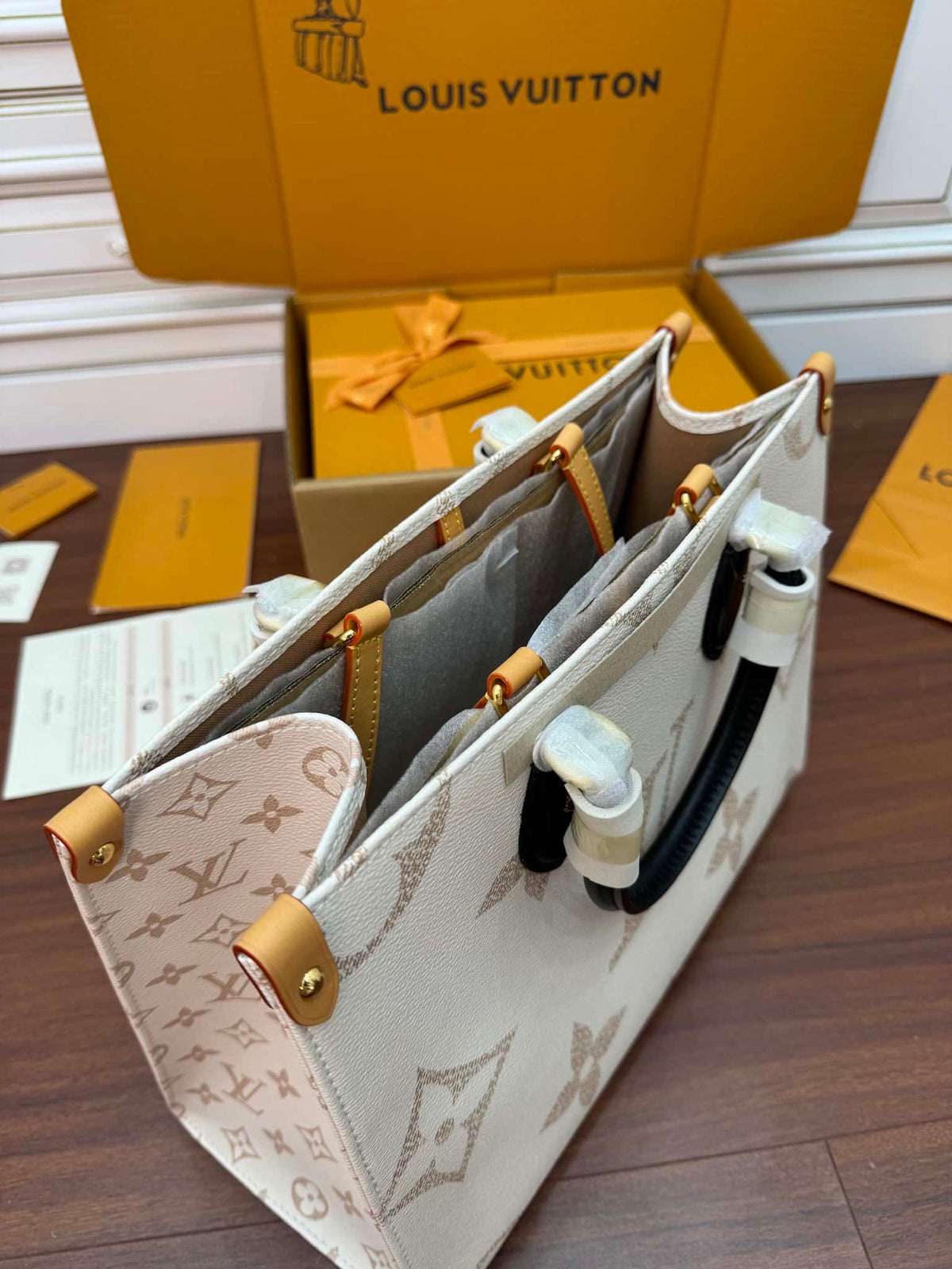 louis-vuitton-onthego-mm-tote-bag-monogram-dune-cruise-35-x-27-x-14-cm Tote