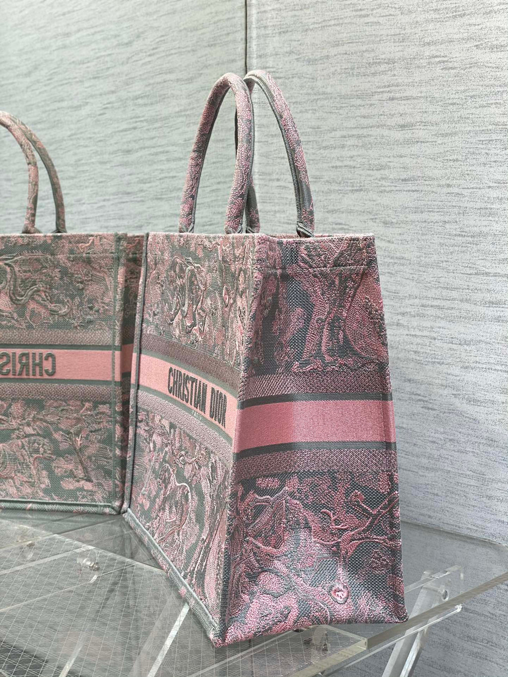 dior-book-tote-large-gray-and-pink-toile-de-jouy-reverse-beverly-hills-embroidery-42-x-35-x-18-5-cm Tote