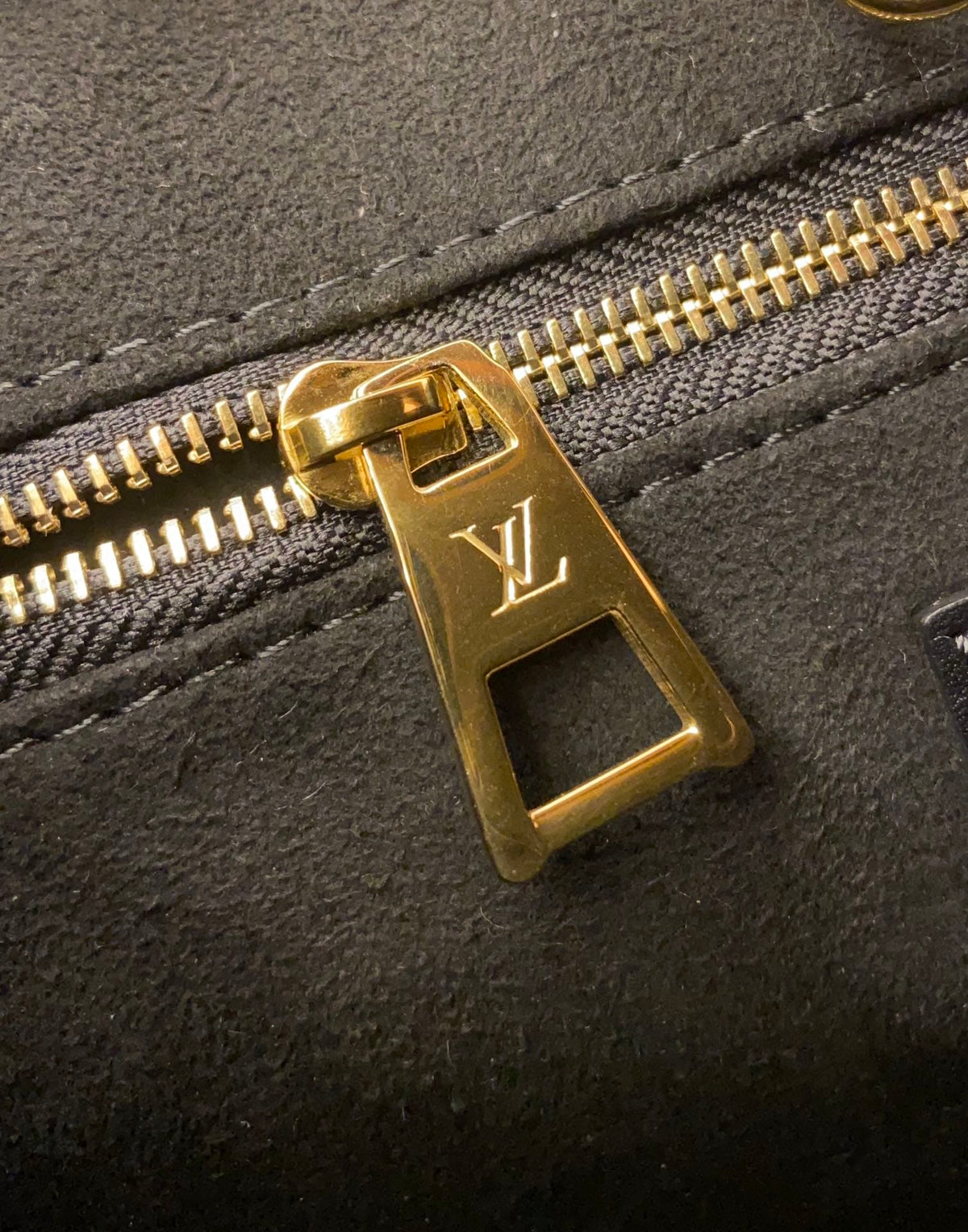 louis-vuitton-lv-onthego-pm-handbag Handle