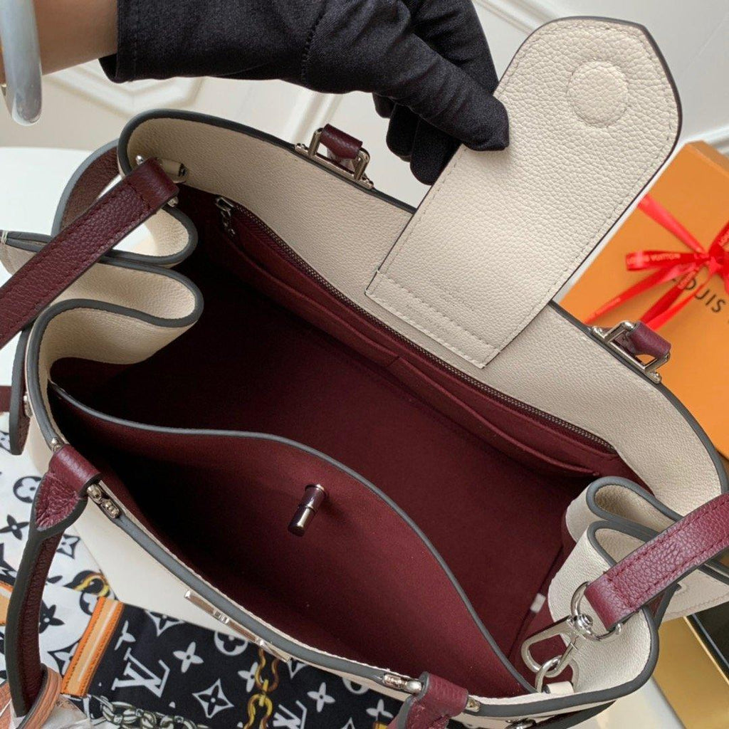 louis-vuitton-lockme-day-bag Handle