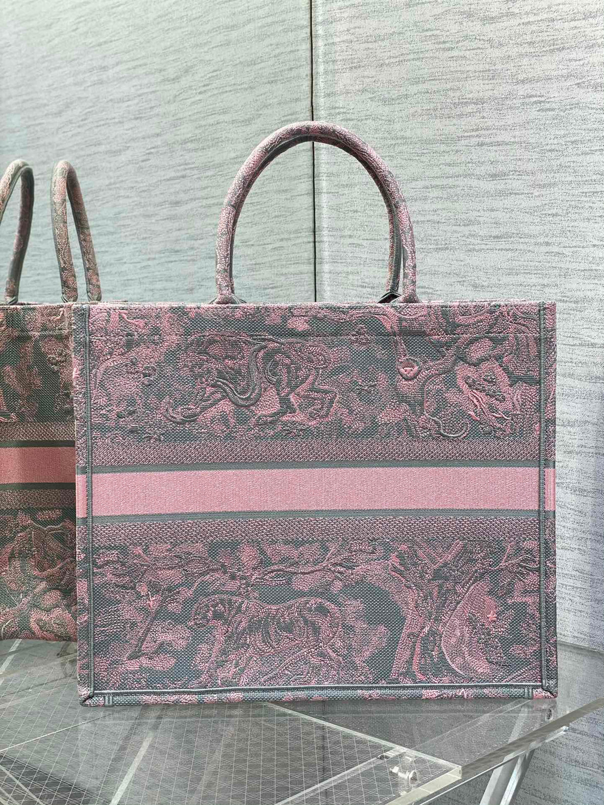 dior-book-tote-large-gray-and-pink-toile-de-jouy-reverse-beverly-hills-embroidery-42-x-35-x-18-5-cm Tote