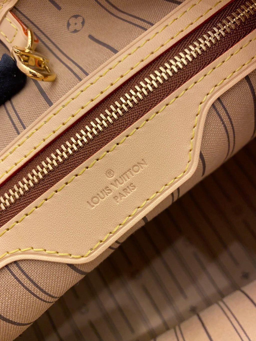 louis-vuitton-graceful-leather-bag Tote