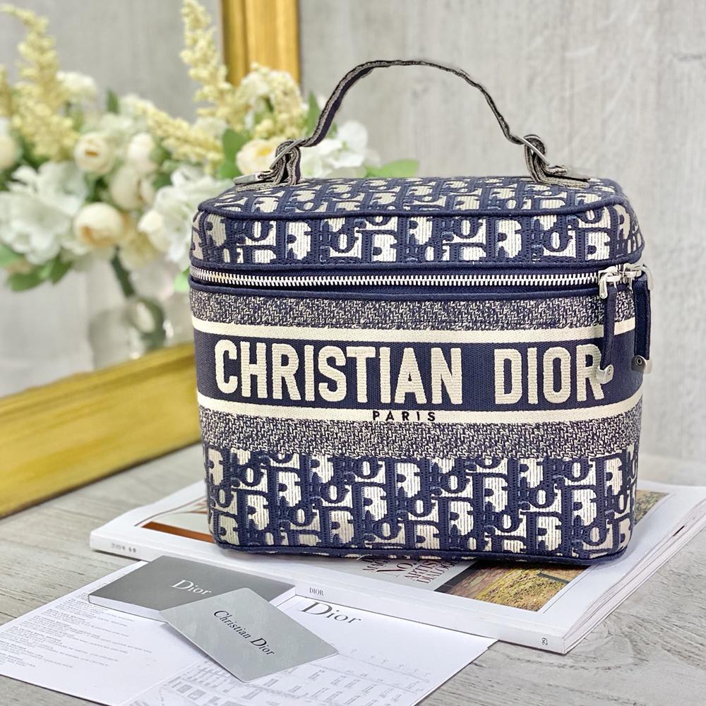 diortravel-vanity-case Handle