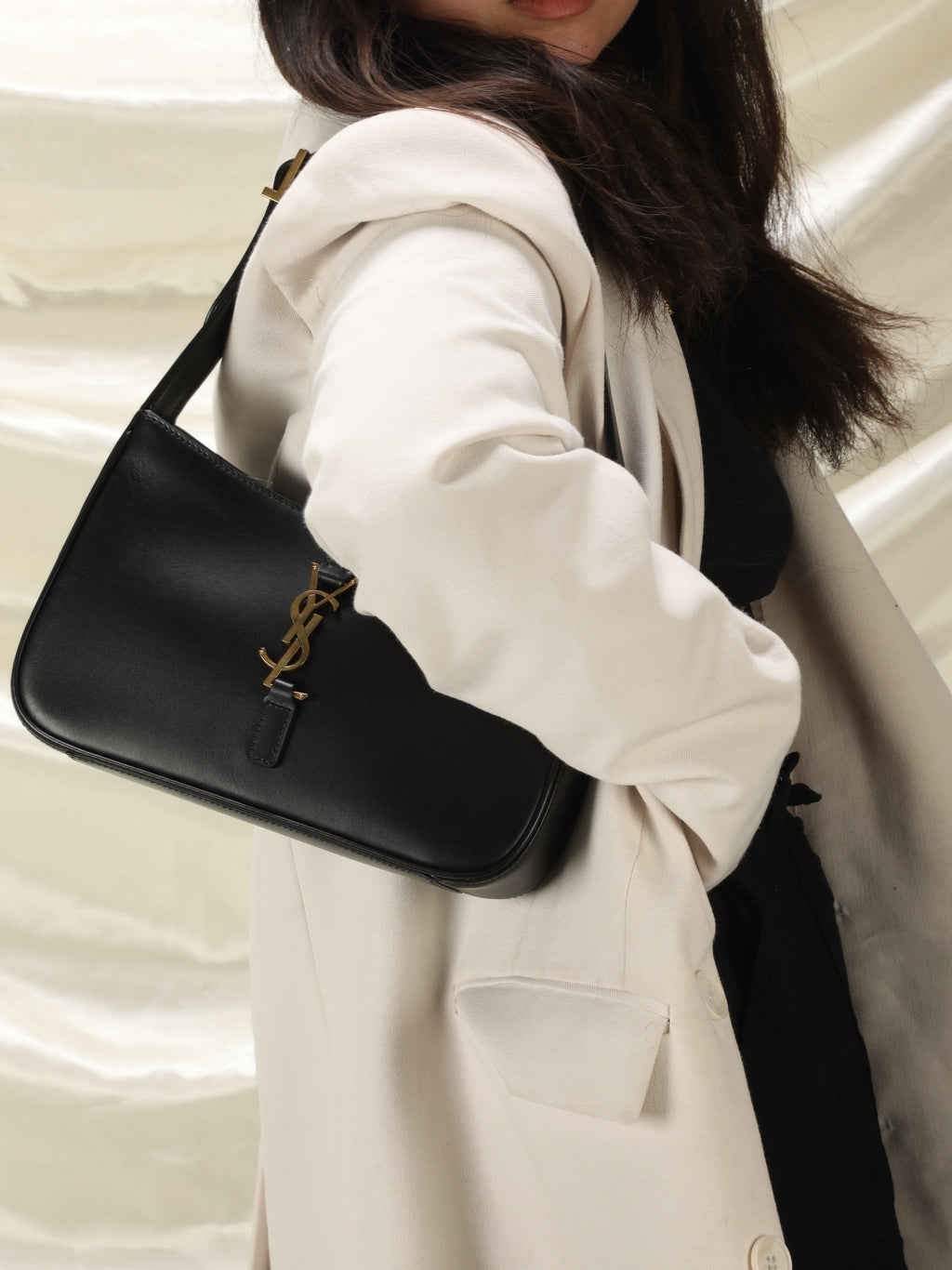 saint-laurent-le-5-a-7-hobo-bag-in-patent-leather-black-women Shoulder