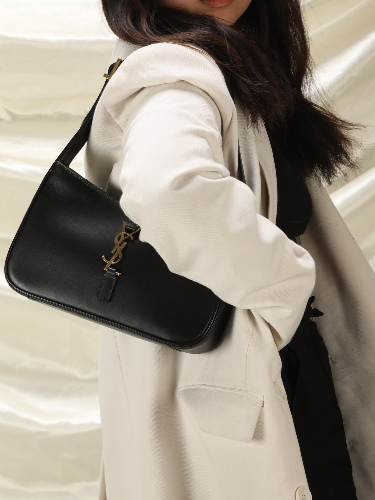 saint-laurent-le-5-a-7-hobo-bag-in-patent-leather-black-women Shoulder