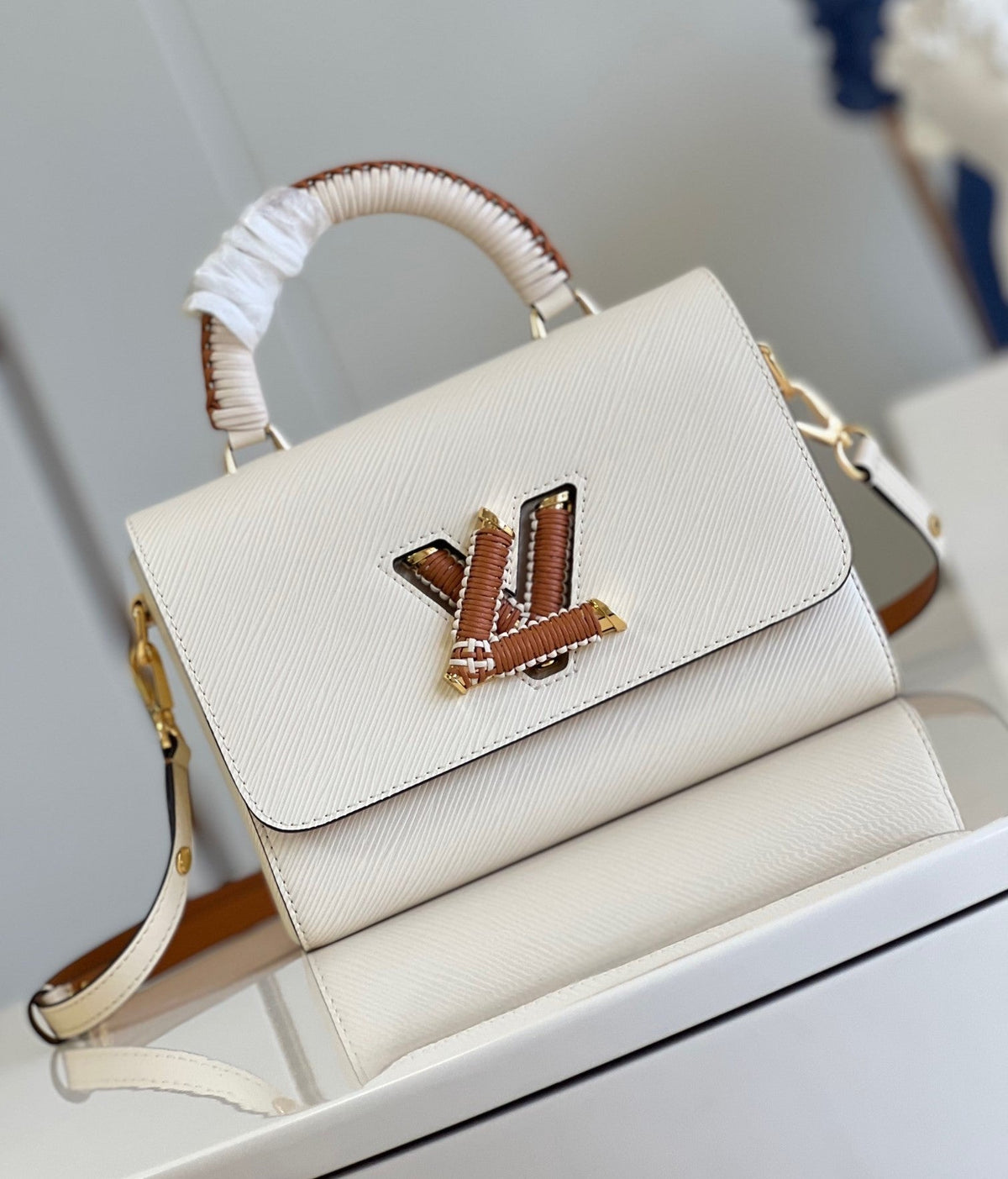 louis-vuitton-twist-mm-epi-bag-white-quartz-23-x-17-x-9-5-cm Handle