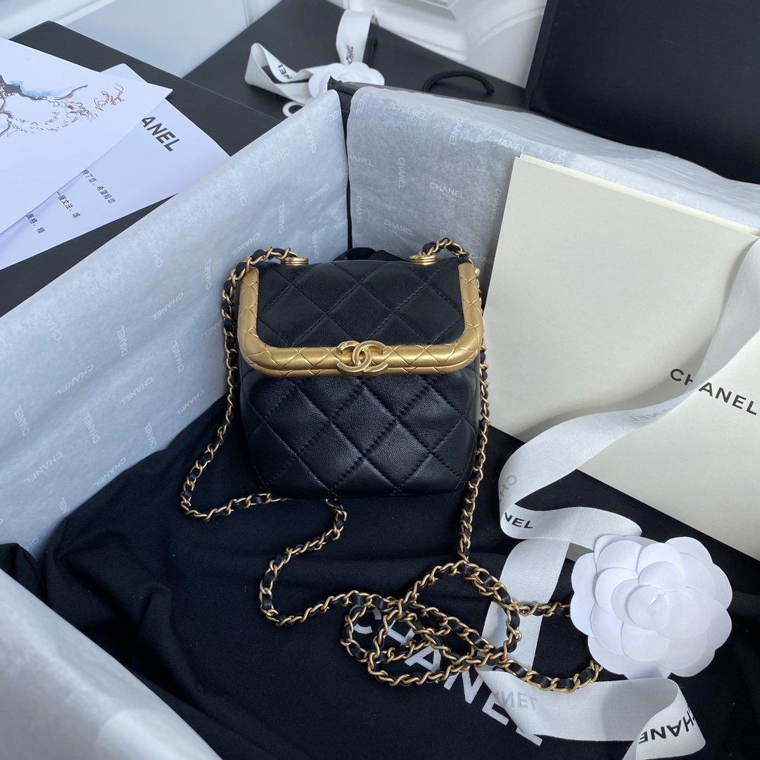 small-kiss-lock-bag Crossbody