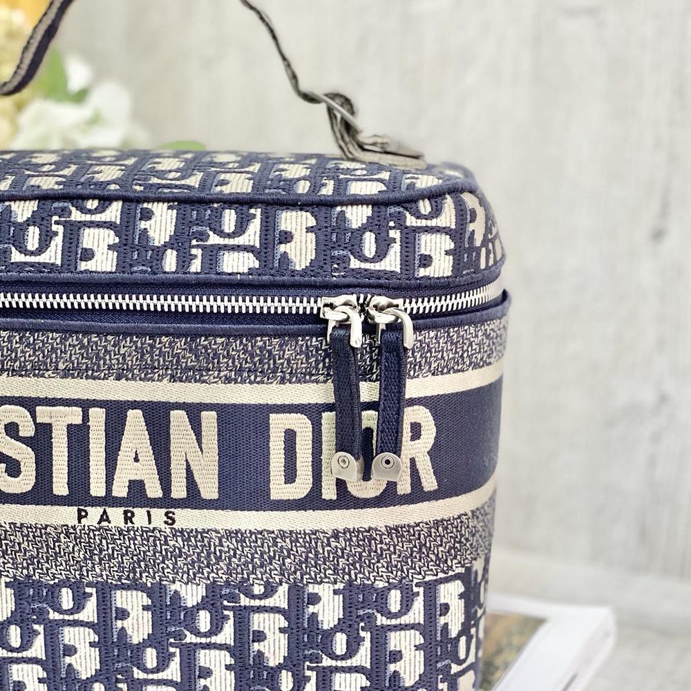 diortravel-vanity-case Handle