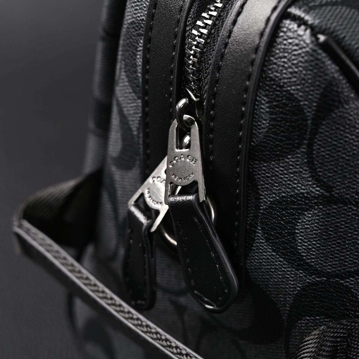 coach-signature-duffel-bag-black-monogram-canvas-with-leather-trim Handle