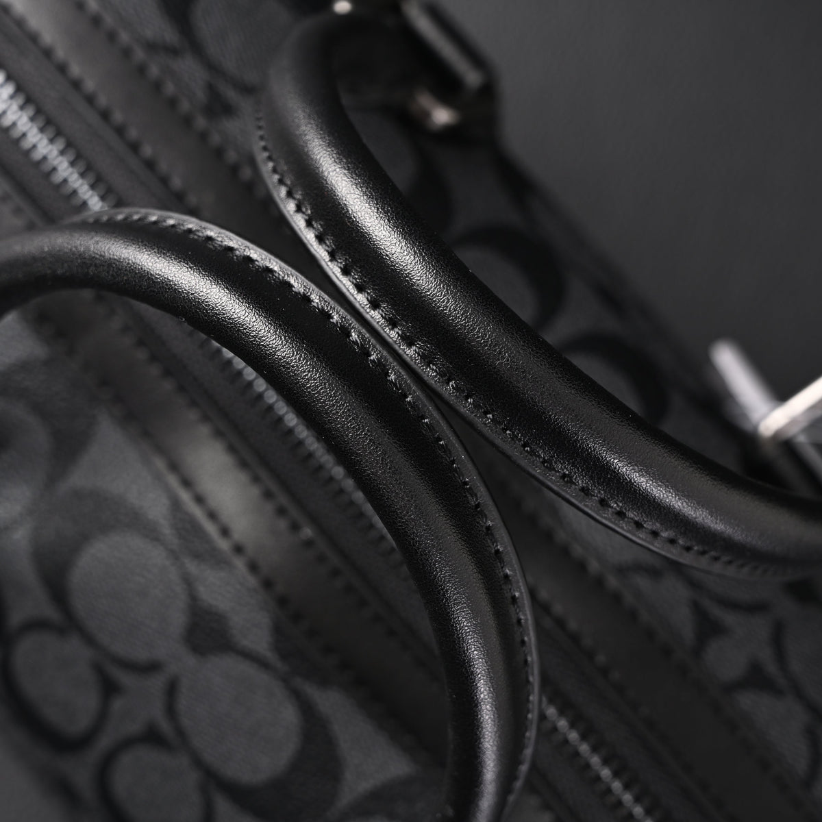 coach-signature-duffel-bag-black-monogram-canvas-with-leather-trim Handle